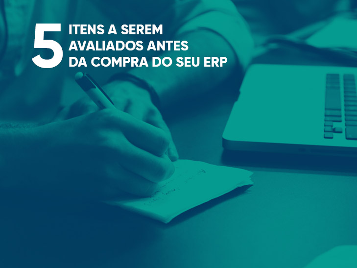 mão com 5 itens a serem avaliados no erp